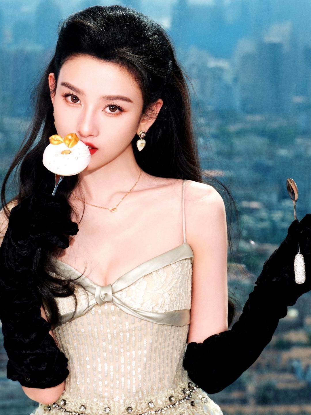 宋祖儿身着香槟色亮片吊带长裙，细肩带勾勒出优美肩颈线条，裙身的珠钻与鳞片在光影下