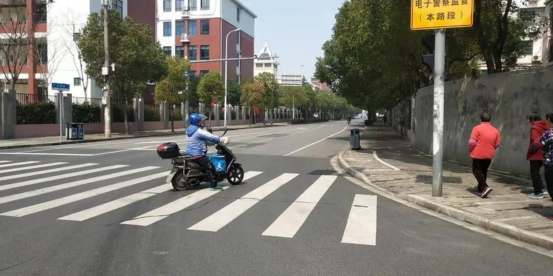 换位思考一下，如果我们是外卖小哥，在这样恶劣的天气里，还得马不停蹄地赶订单，稍有