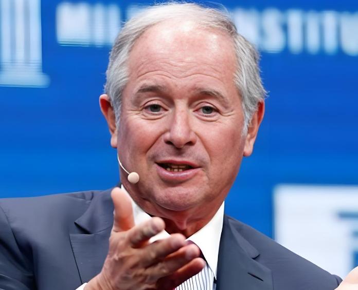 美国亿万富翁苏世民，当着所有人的面，直接撂下一句话：“美国正在把中国逼成一个无法