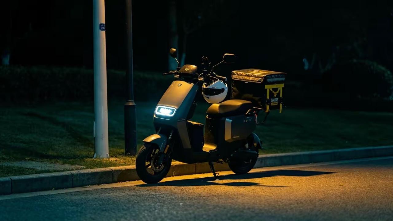 跑外卖，月入过万真的很难吗？
这个话题，不仅仅是之前被谈论；
现在被讨论，以后还