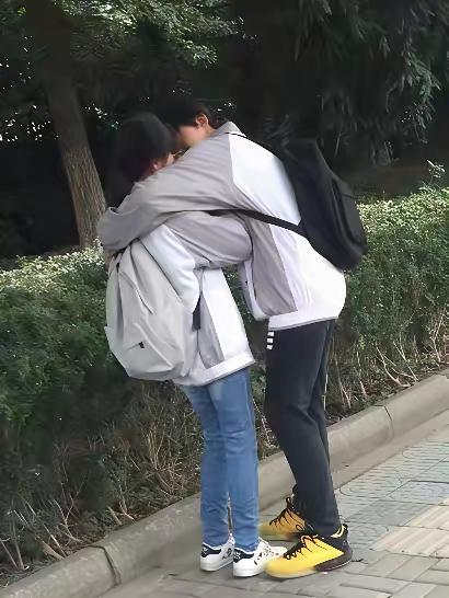 为女同学自杀的男生（二）
上世纪80年代末，我正在上初中。有一天，我们班里调来一