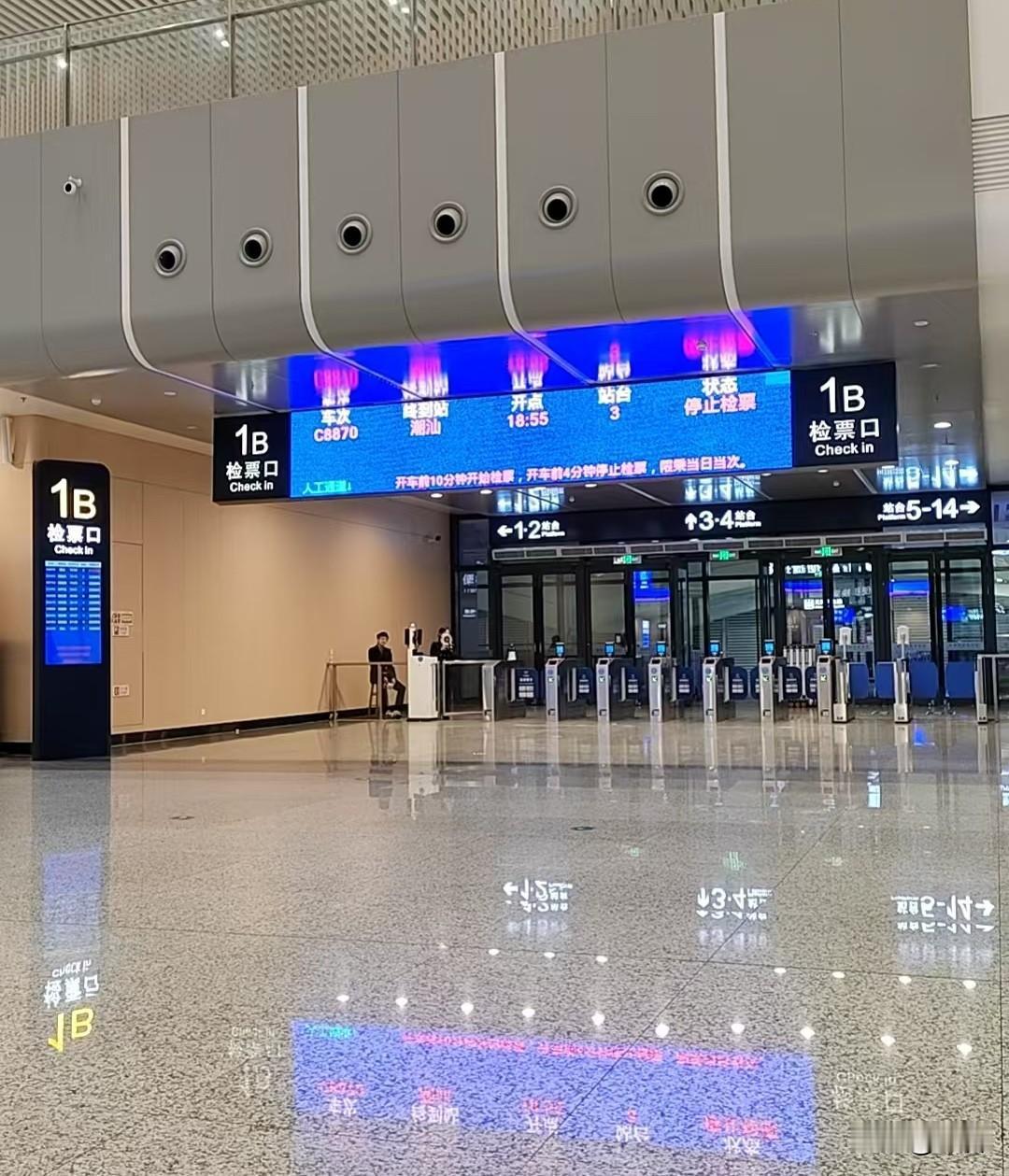 五一放假，老公有孝心，明天没有票了，今天下班就回家陪90岁家公家婆。有孝心的男人