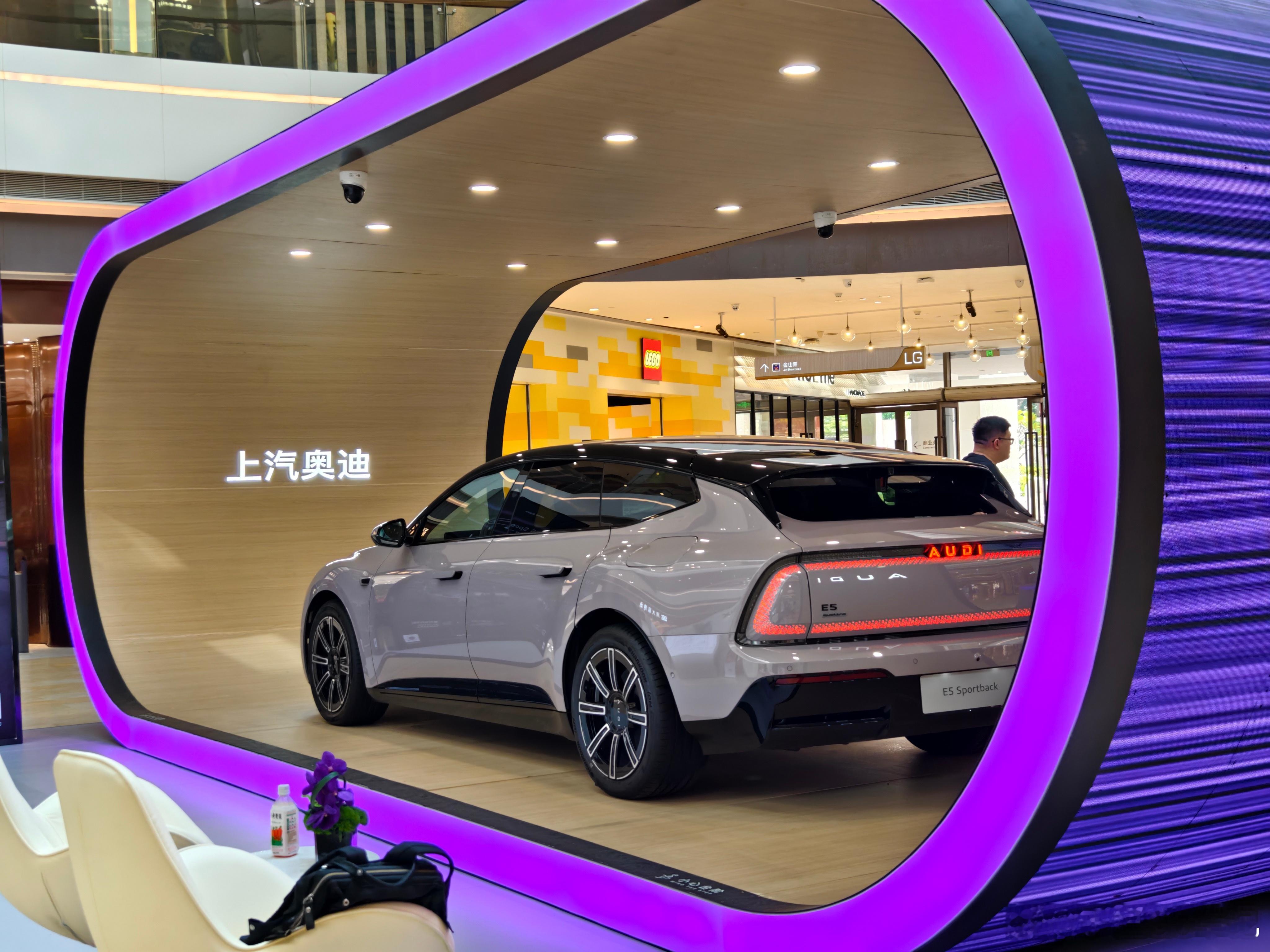 宝龙一城里的奥迪E5展台好像还是没什么人 ​​​