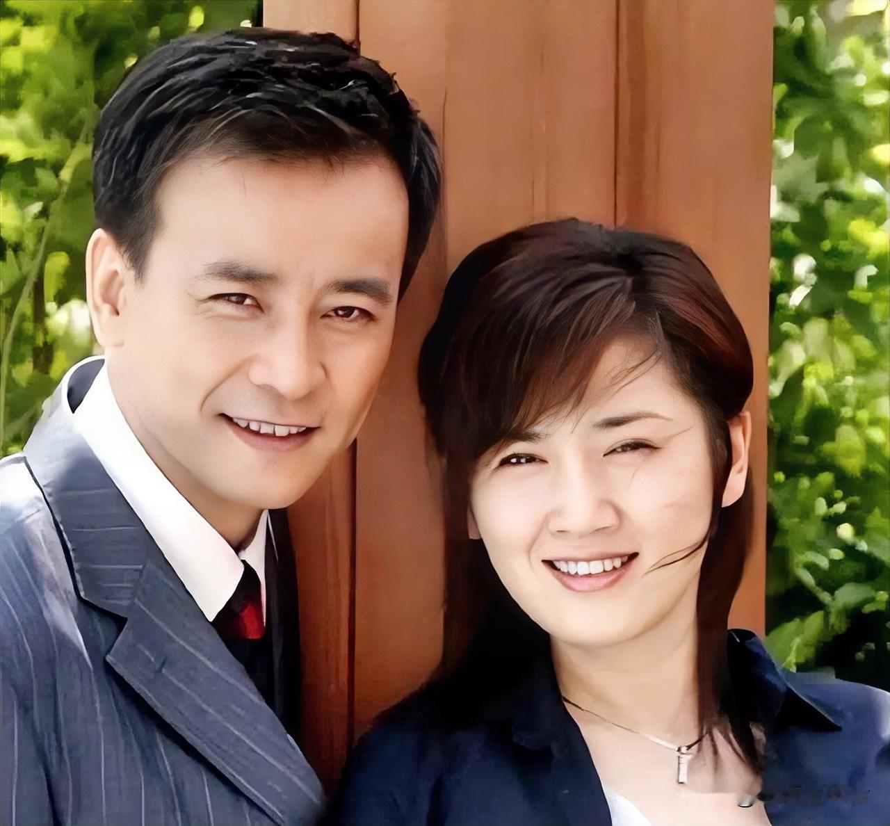 2010年，演员罗钢和圈外妻子郝蕾的一张合影。
就在前一年，罗钢遇到小自己23岁