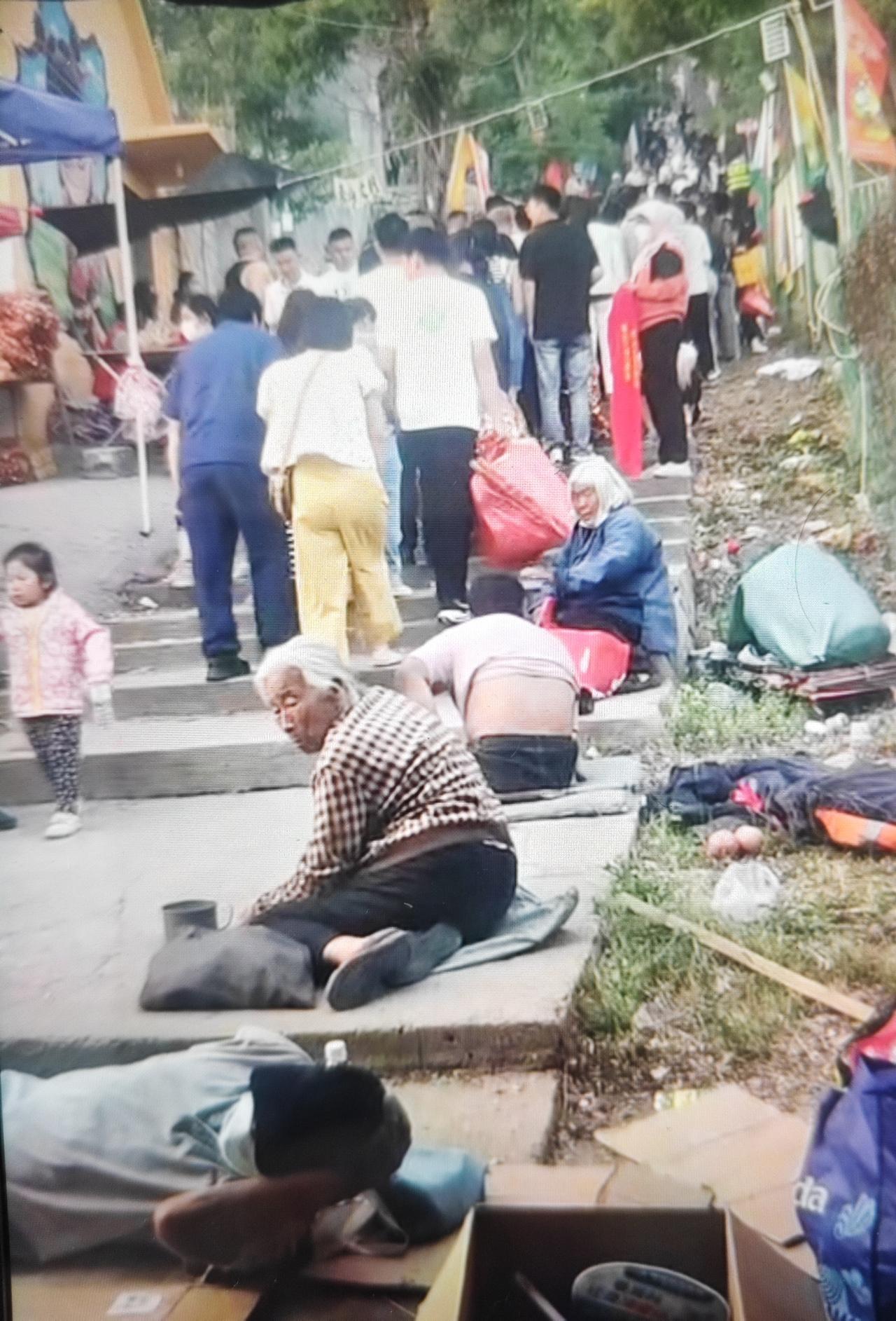 即墨灵山老母庙庙会上来了好多乞讨的人，以老太太居多，她们操着外地口音，坐在上山路