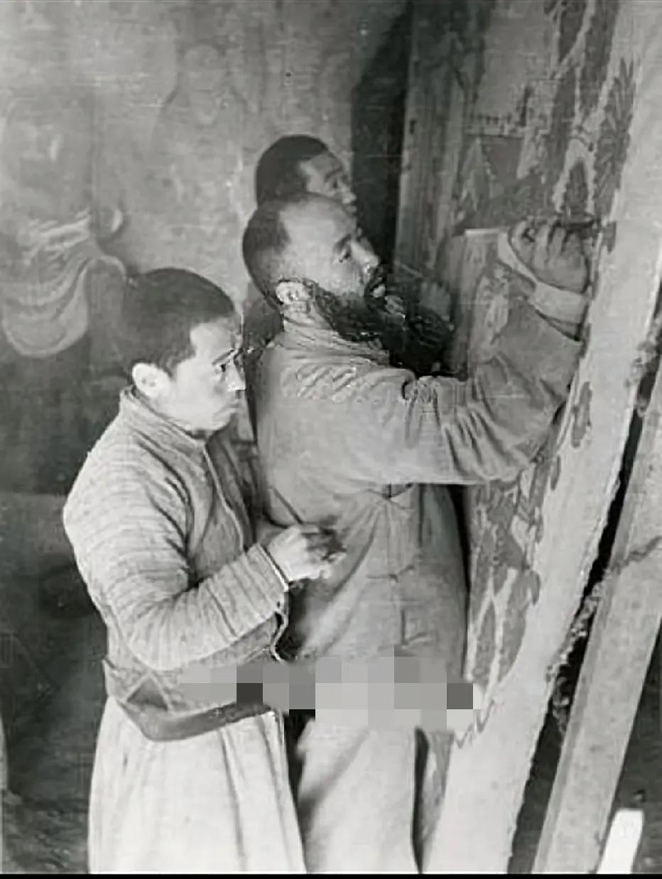 1942年，张大千带着弟子在敦煌莫高窟临摹壁画时的留影，当时他原本只计划做短暂的