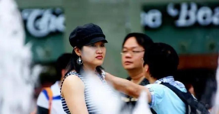 果不其然。
 
新加坡一位华人突然公开说了自己的看法，句子很直接：在新加坡的华人