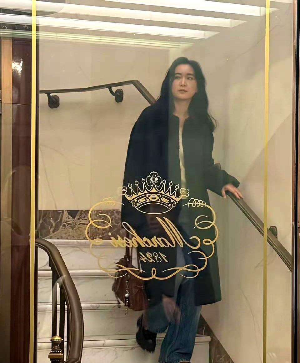 贾玲瘦下来后，你发现她眼里没光了。
那不是疲惫，是她亲手撕掉了过去二十年的社会契