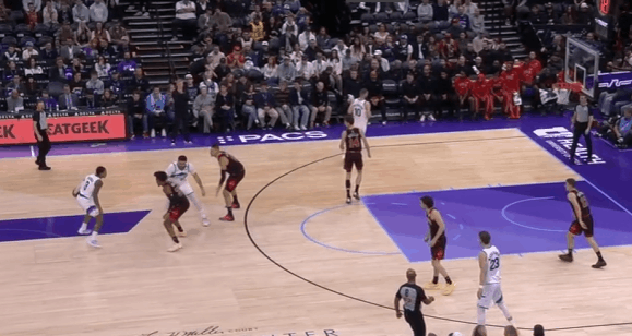 爵士观察：基扬特·乔治33+6+4，关键三分准绝杀乔治在生涯第三年展现出了进一步