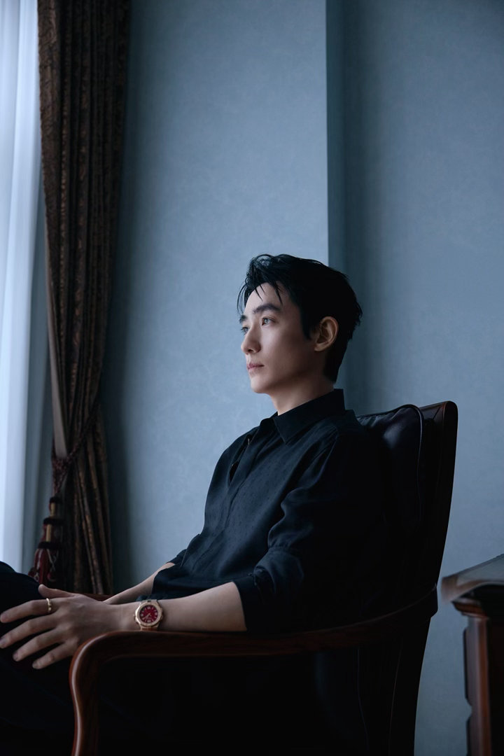 朱一龙🌟朱一龙2026青云同路『朱一龙』天气晴朗，光懒懒地洒在身上，院子里的海