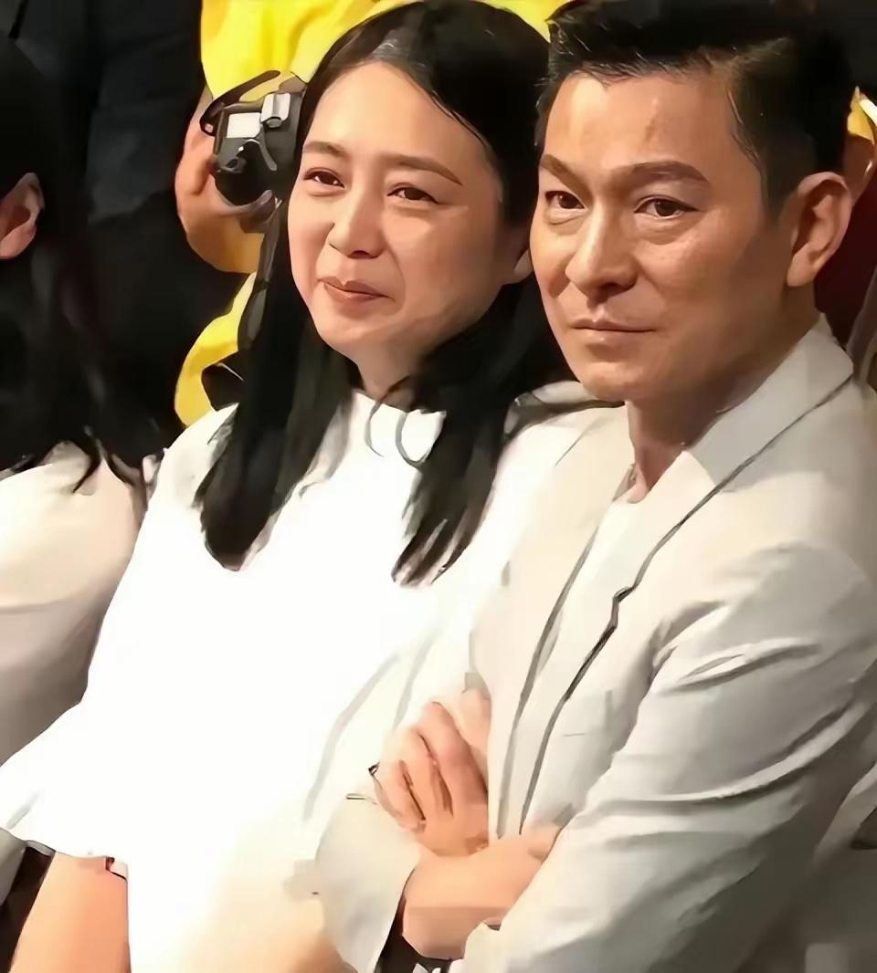 面相是不会骗人，第一眼看到刘德华妻子就知道她是被宠的那个，要不然不会如此的接地气