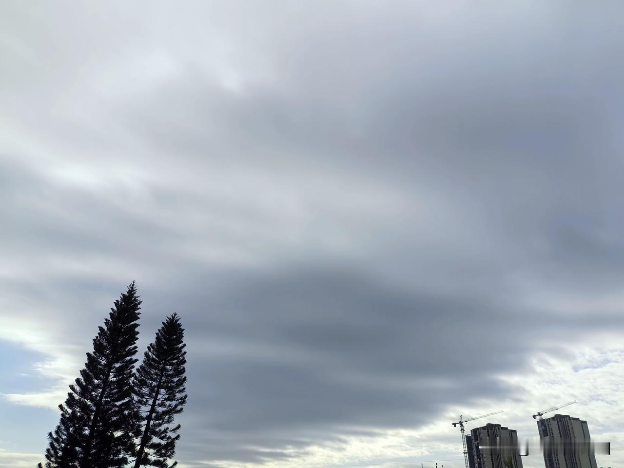 今年首个秋台风或来袭，受热带系统外围环流影响，新一轮雨水即将上线，周末广东雷雨又