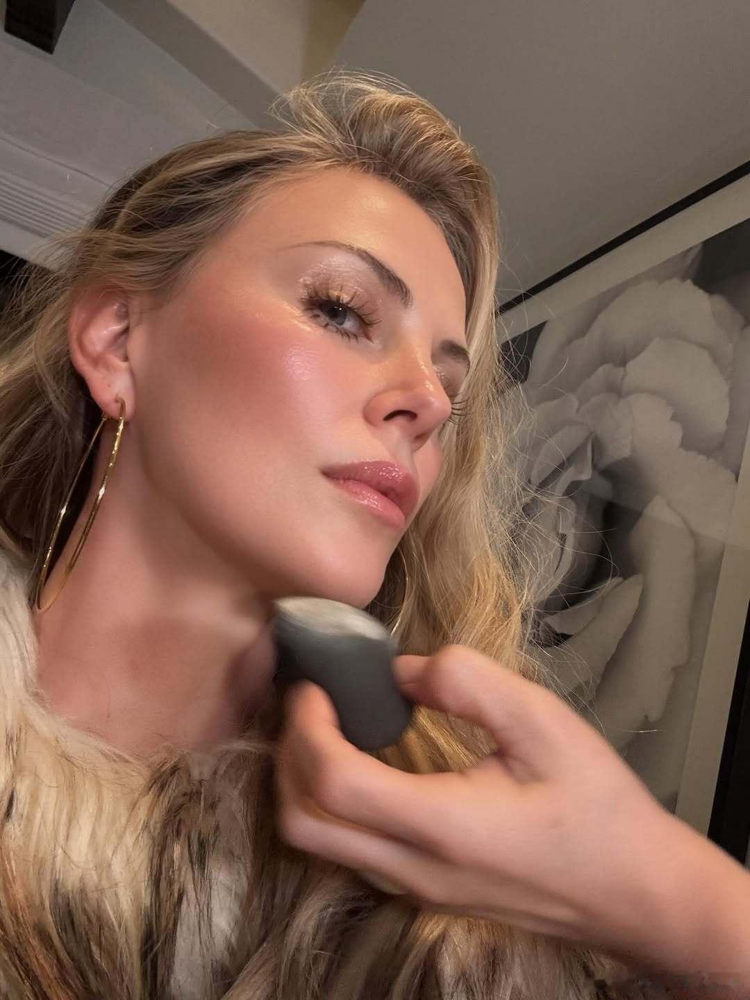 Charlize Theron查理兹塞隆晒主持节日派对进行妆造的花絮，并感谢了自