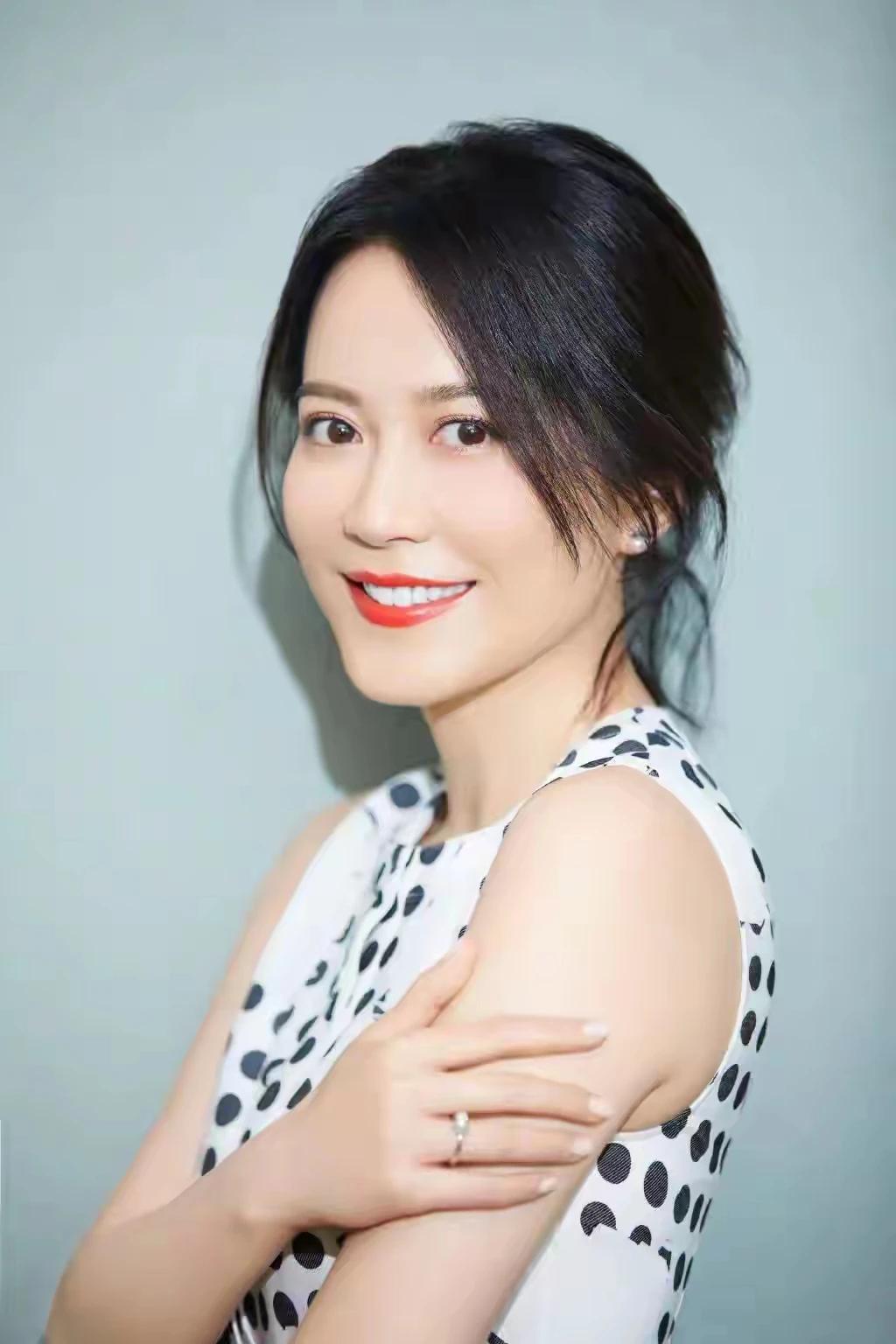 半老徐娘，风韵犹存。
天生丽质，国色天香。
沉鱼落雁，闭月羞花。
千娇百媚，仪态