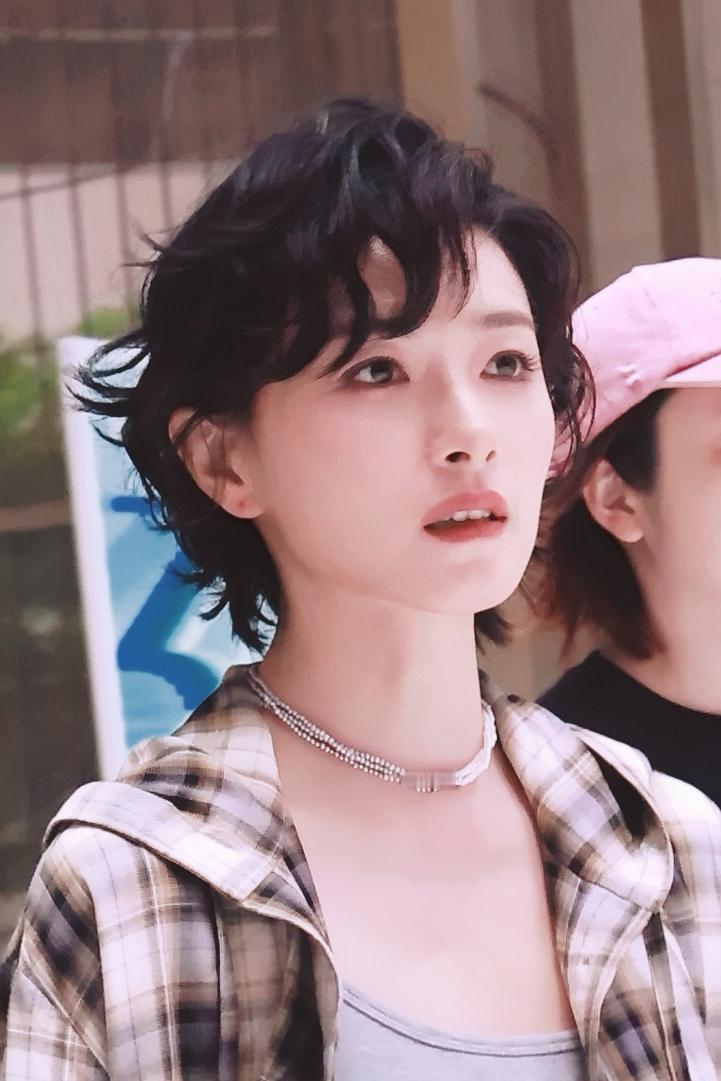 万茜[超话]wq万茜群星 wq万茜八千里路云和月   你是我漫长人生里，所有有关
