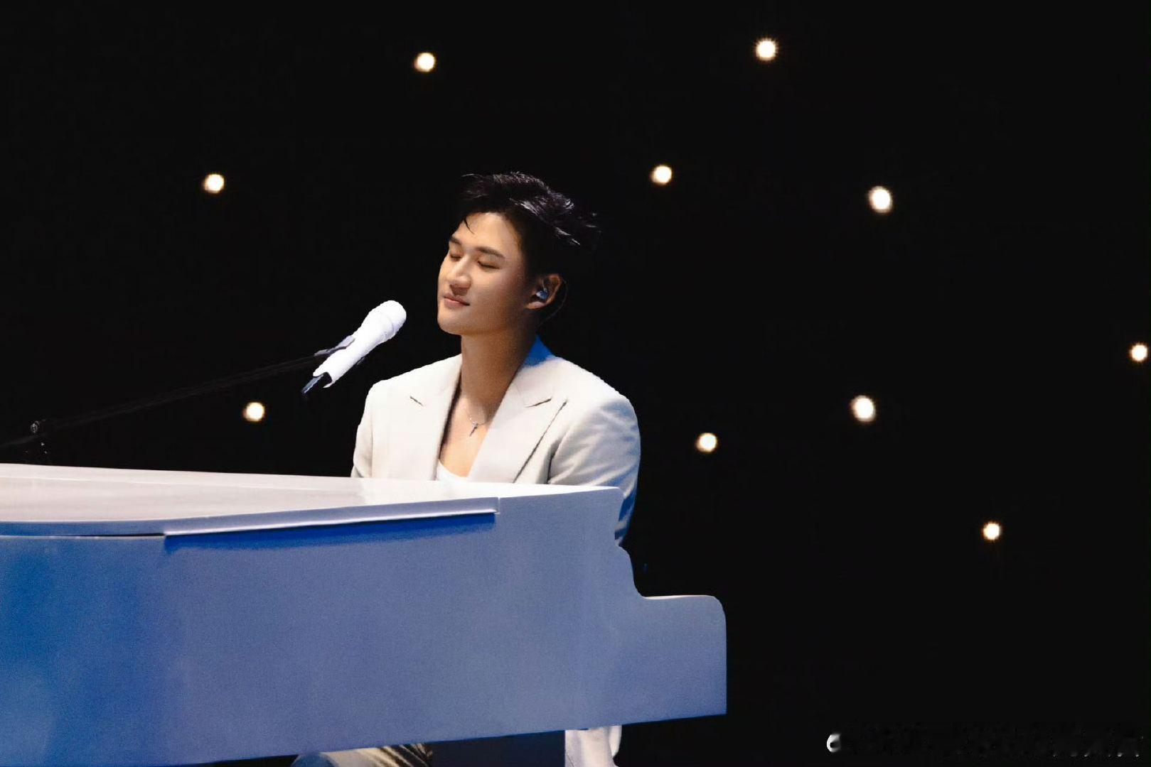 周兴哲上海演唱会秒售罄 年纪轻轻就能拿下体育场巡演，还迎来秒售佳绩，周兴哲创作实