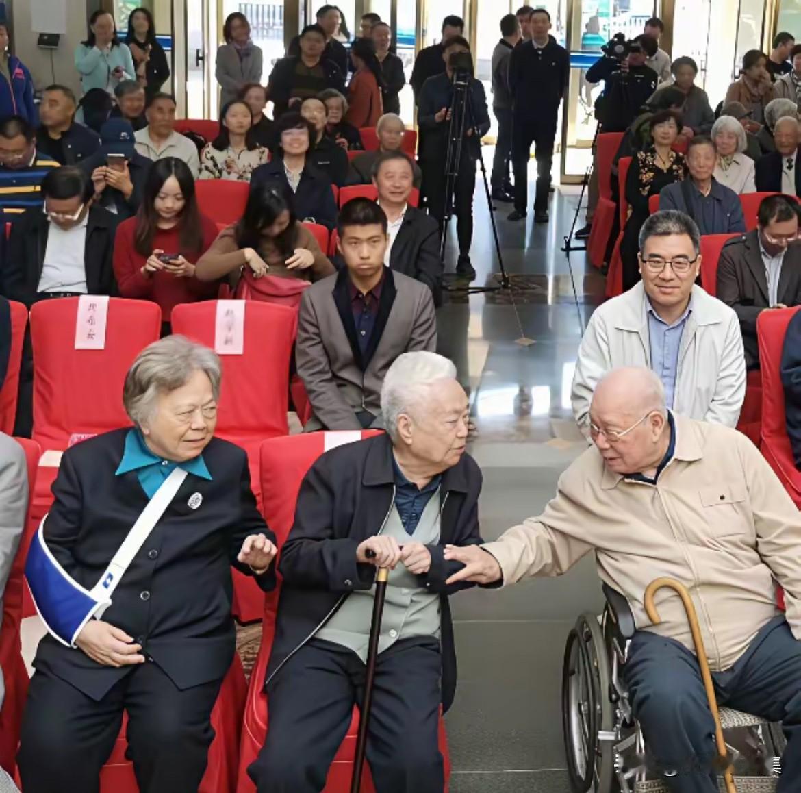 2018年，三位老革命家彭珮云、王汉斌夫妇和作家马识途的合影。在联大期间，王汉斌