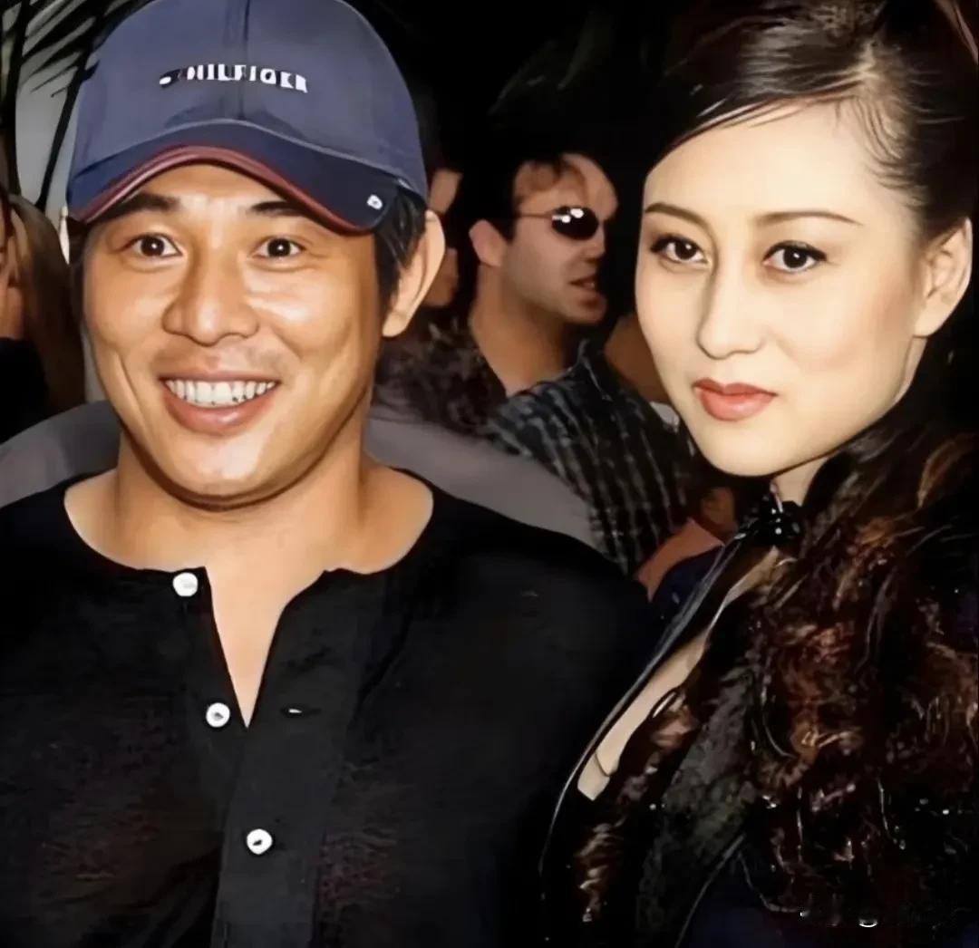 我始终觉得利智很爱李连杰，因为李连杰不是傻子，能让他这么奋不顾身地爱恰恰是因为他