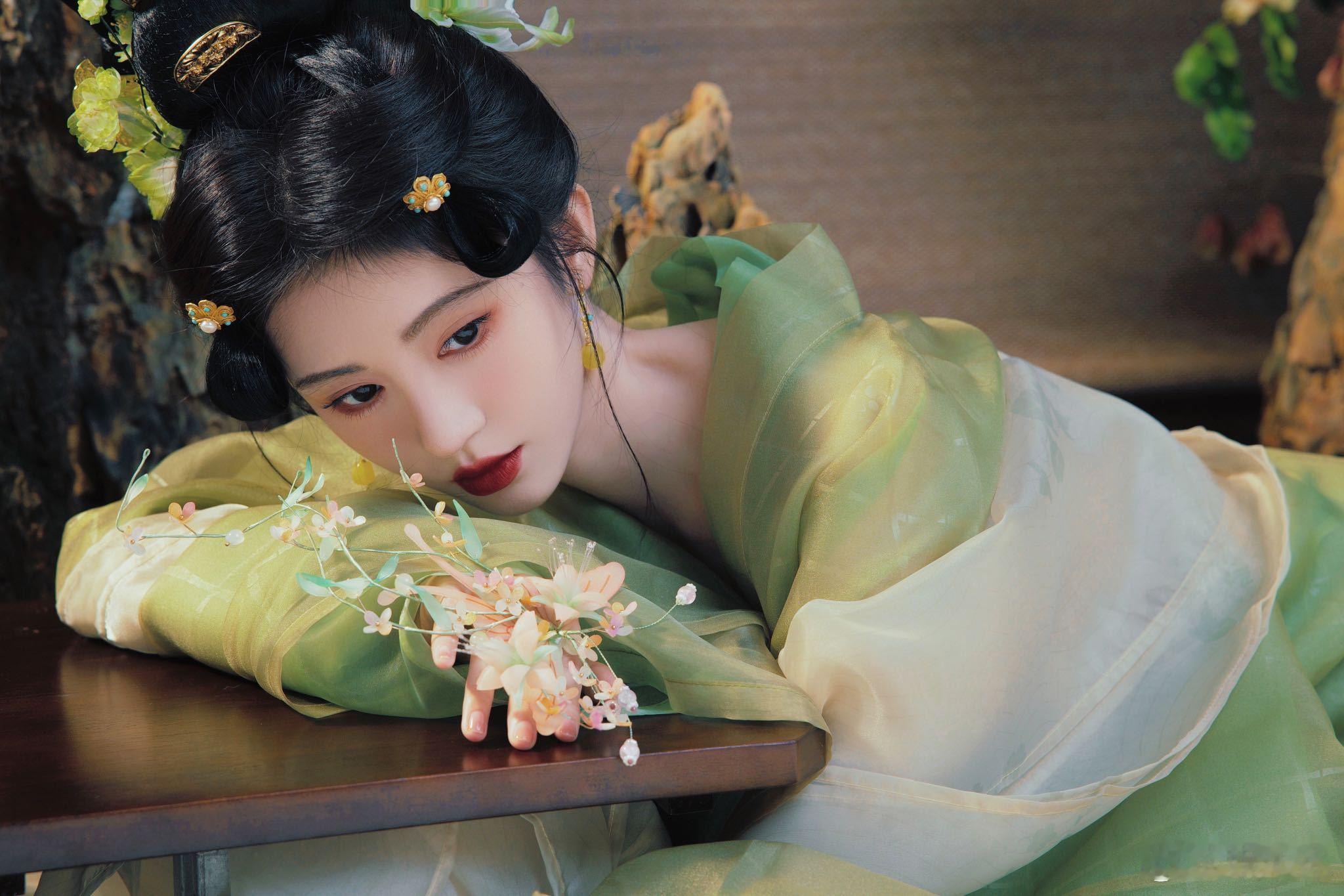 #鞠婧祎好像从壁画里走出来了# 说鞠婧祎好像是从壁画里面走出来了一点都不为过，敦