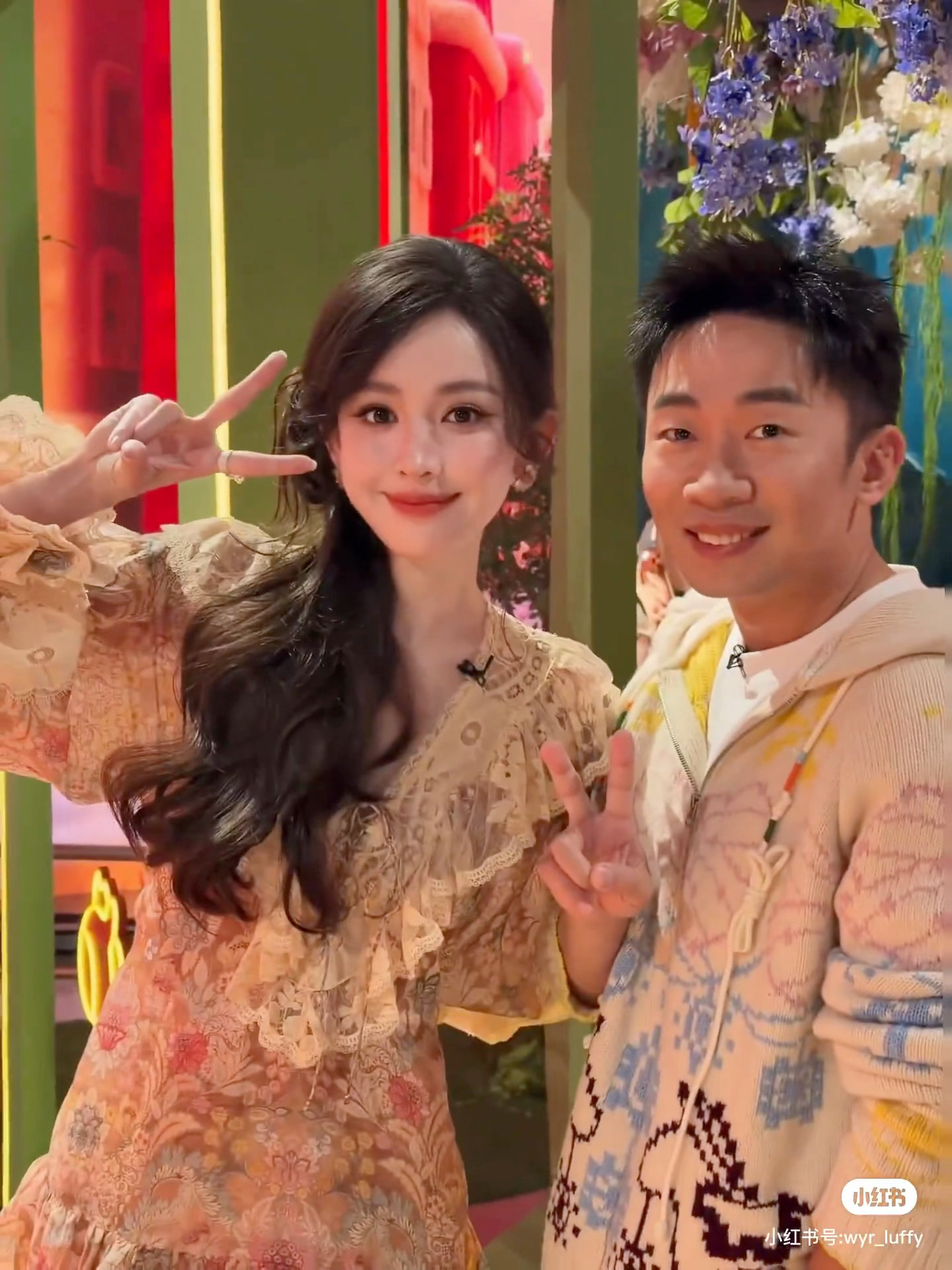 感觉娜扎都美的快要过渡到旁边的杨迪脸上了 