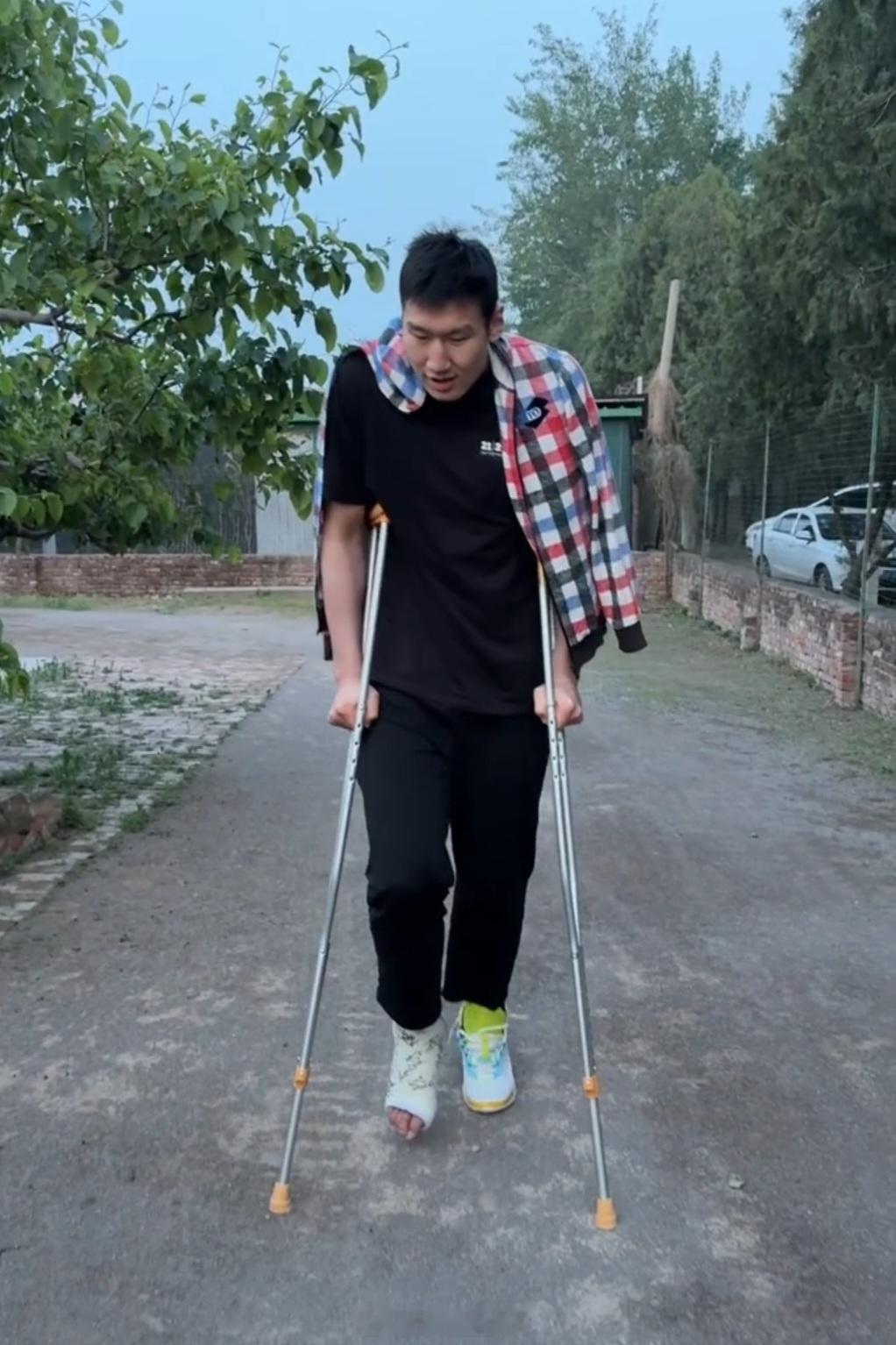 李炎哲晒出自己最近的动态，巴特还没脱离拐杖啊，伤脚上面是全队的签名吗[嘻嘻] c