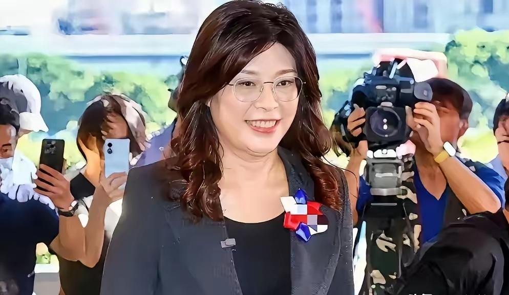 勋章映初心：蔡正元入狱前的热泪，藏着国民党的道义与坚守
 
蔡正元当场泪目，这眼