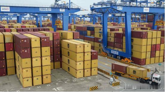 美联社4月23日报道，受霍尔木兹海峡航运阻滞影响，印度出口行业正面临航运成本抬升