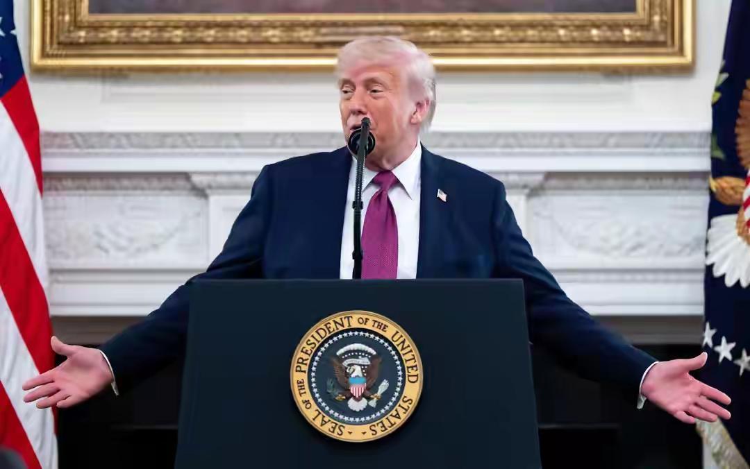 把全世界整不会了！伊朗照样封锁霍尔木兹海峡，美国无法破局，不进行攻击。
美国却在