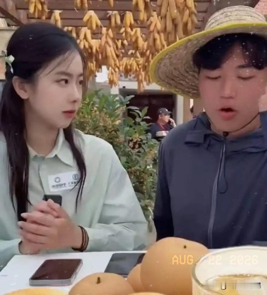 说真的，
张耀元这波操作，
确实让人看不懂了，明明靠着全进华积攒的那点观众缘，才