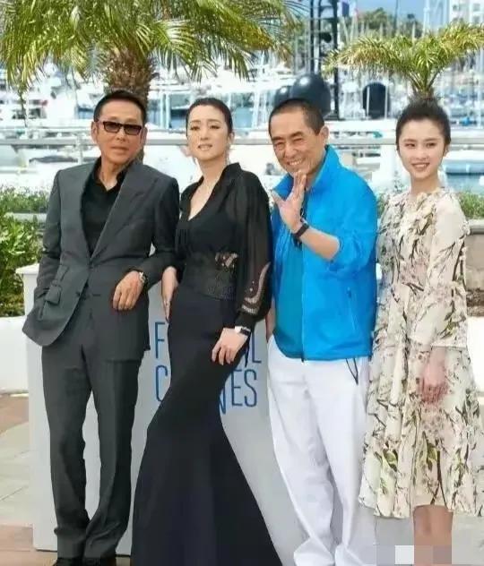 能和这三位“大神级”人物站一起拍照的美女，绝对不是一般人！
照片中两男两女同框合