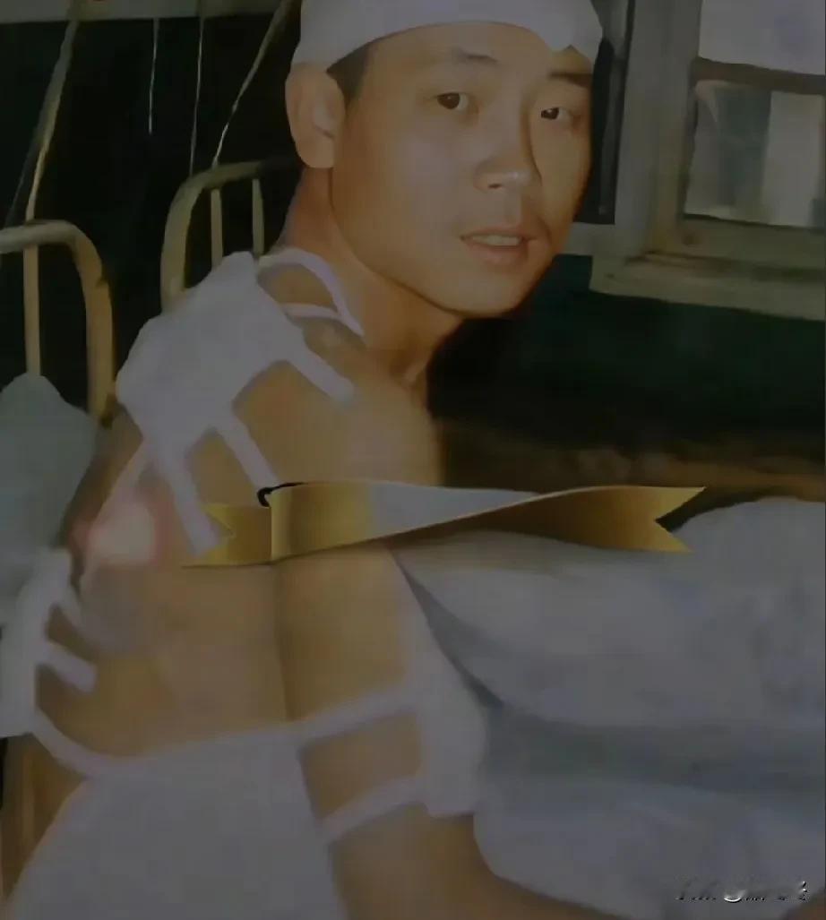 这位是老山一等功臣、黑豹英雄候炳勤。他作战归来，遍体鳞伤，在医院治疗时的真实照片