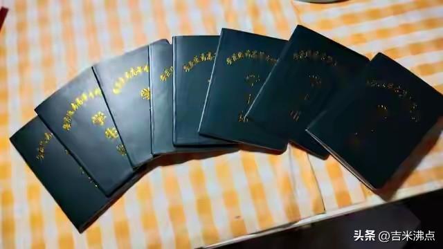 数字时代生存密码，五一工人二十证新定义。
一位大叔，五十一岁了，他有二十本证书，