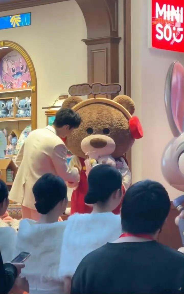 陈飞宇好像白马王子  陈飞宇和西装适配度也太高了吧，请他以后把白色西装焊在身上吧