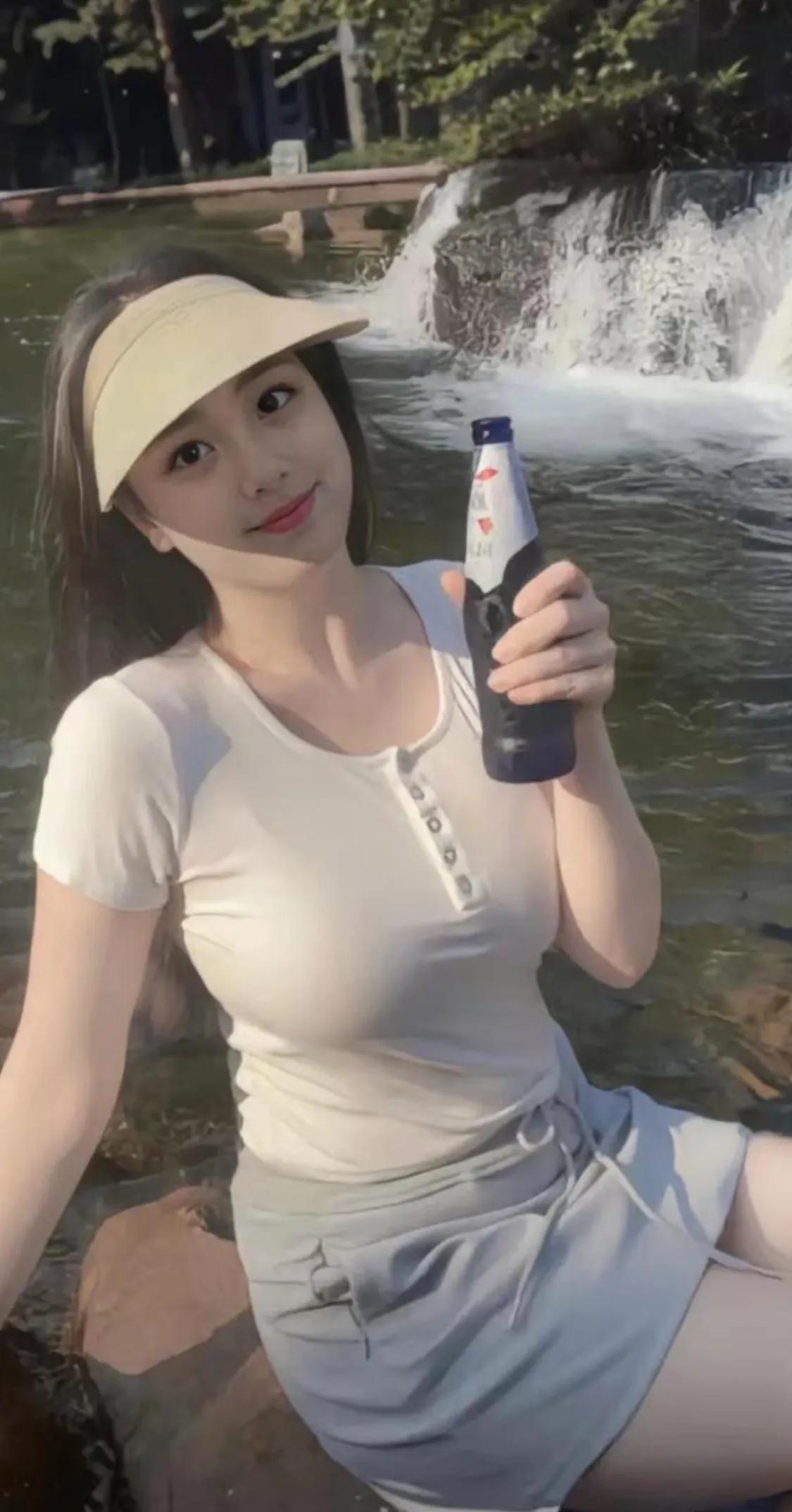 女人多半是假装正经，这话也是有一点点道理的。
这个社会呢也是需要假装正经的，如果