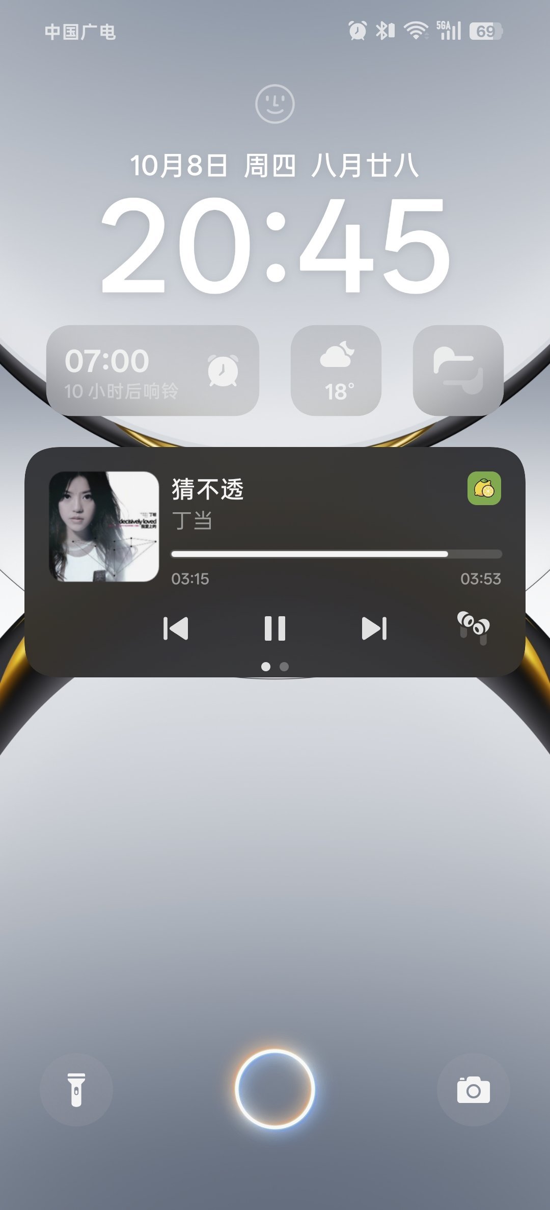 好多小时候听过的老歌，当时只会跟着哼几句，记不得歌名。现在翻出来再听，依旧带劲…