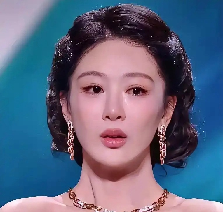 果然娱乐圈的钱太好赚了！我一直以为杨紫哭成这样，她的妆容都没花是粉底液的问题，没