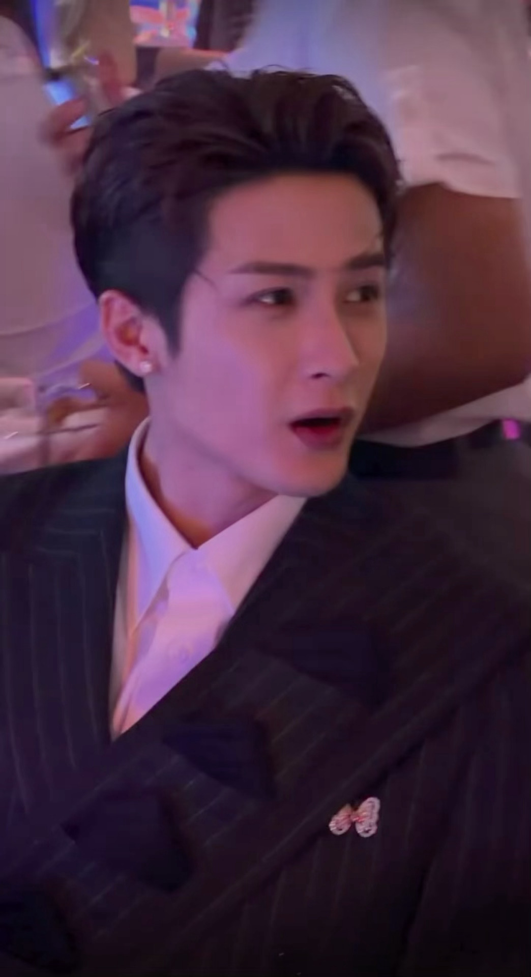 叽里咕噜说啥呢，不知道，想亲 ​​​