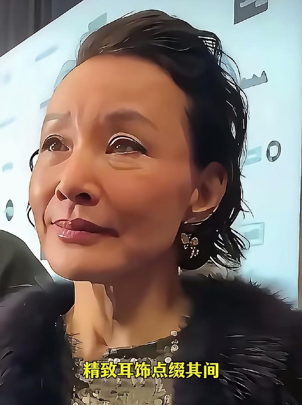 当年陈冲小花美翻，现在跟美沾不上边了，再也看不到她昔日风华，和普通妇女没啥区别。