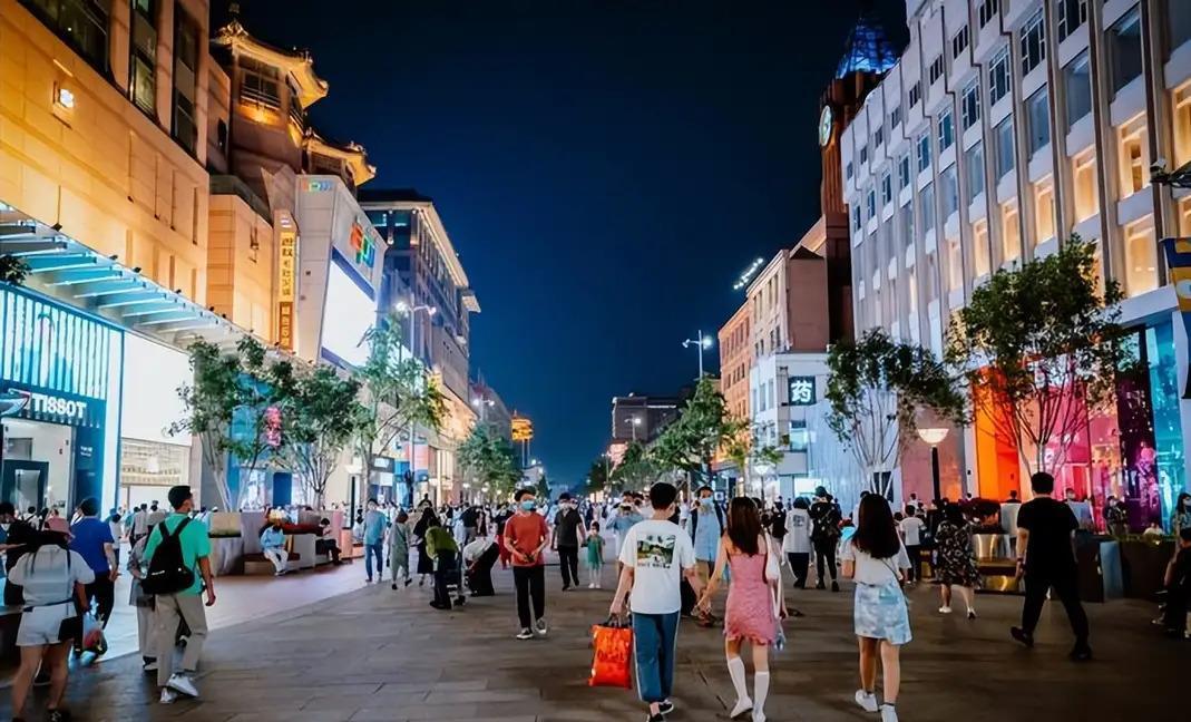 前几天，一位印度女博士在 X 上发了一张她在中国街头随手拍的视频，居然被全世界围