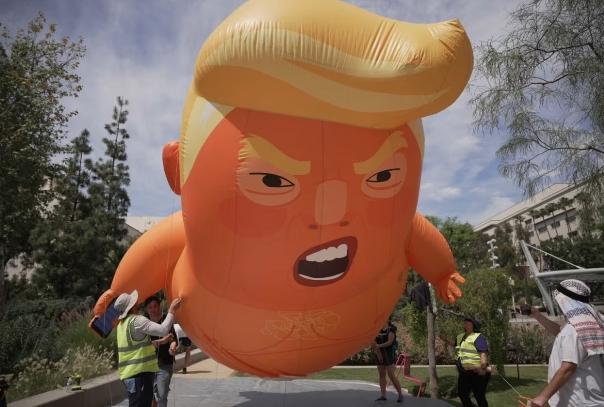 900万人上街抗议？特朗普根本不在乎
 
据美国有线电视新闻网消息，28日美国再