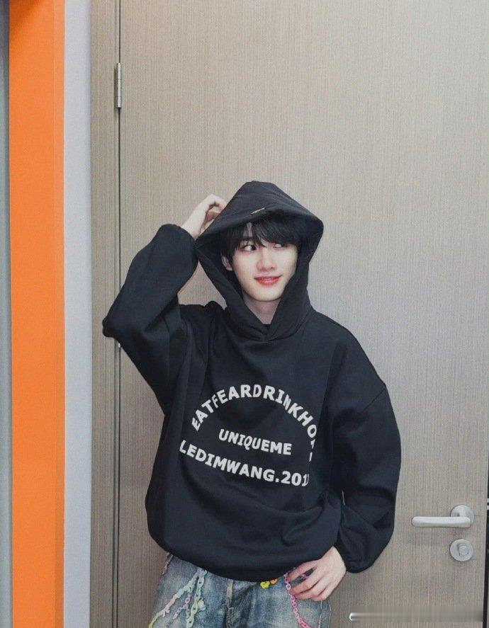 两人的美貌真的不分伯仲！丁程鑫自带氛围感，不管是安静站着还是积极互动，都散发着魅