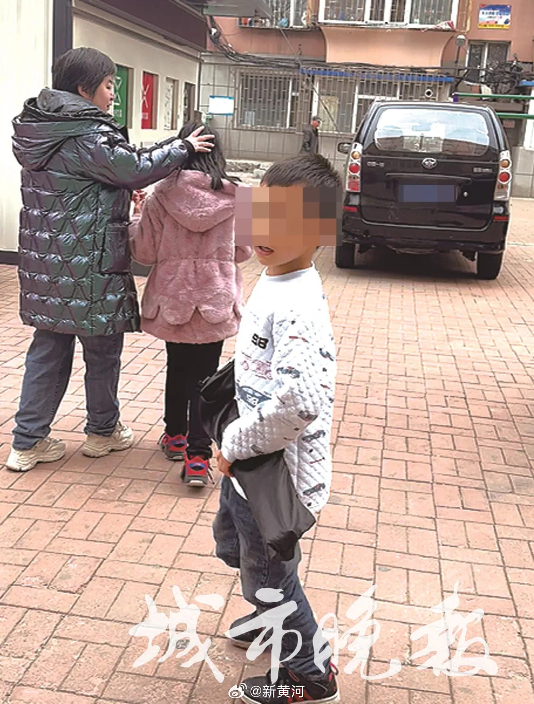 【#被遗留托管班姐弟说仍然很爱爸爸#  】近日，吉林长春。话题#长春姐弟俩被遗留
