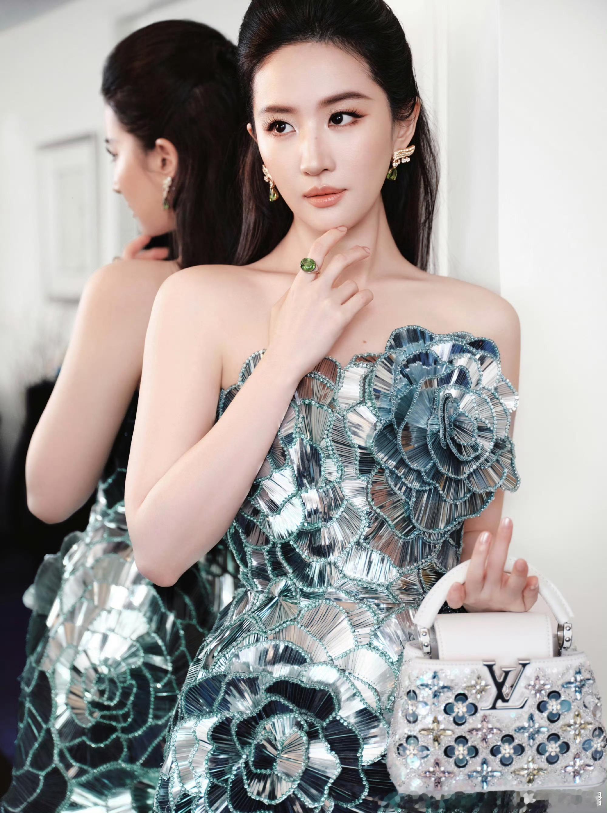 可以是精修版的鲈鱼小，也可以是精修版的智秀 