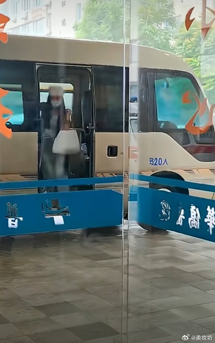 娄艺潇郜思雯医院体检 没想到综艺还跑到医院录制，两位姐姐相处氛围超好，路透氛围感