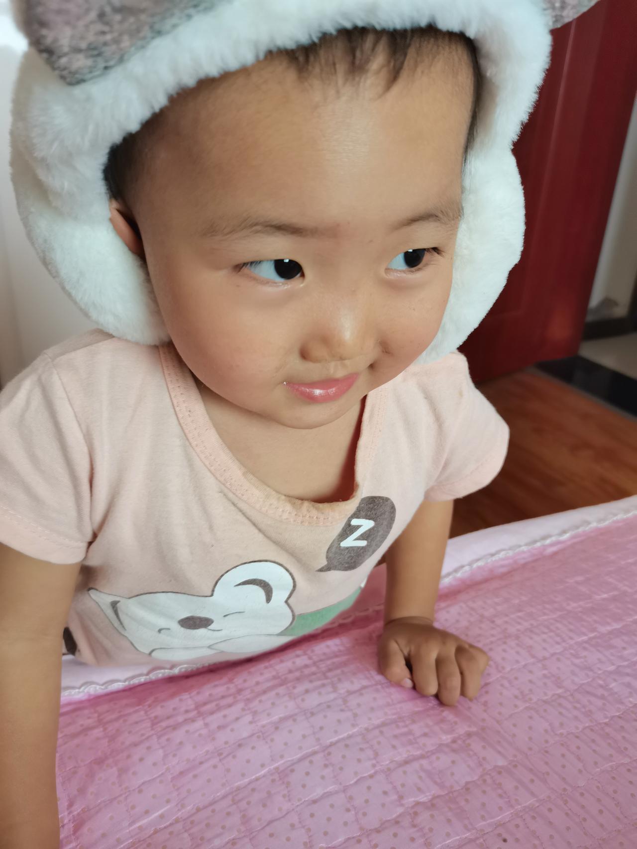 萌娃可爱瞬间：头戴毛绒帽，身穿卡通睡衣，萌化你的心！💕👶🏻