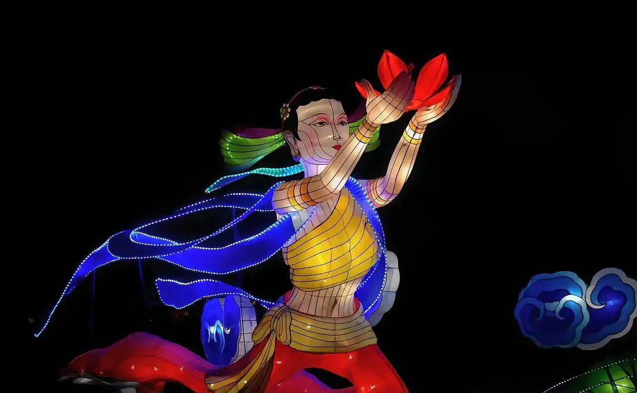 明日，云朵的音乐盛宴即将启幕，诚邀五湖四海的网友们携手共襄盛举，为云朵加油鼓劲。
