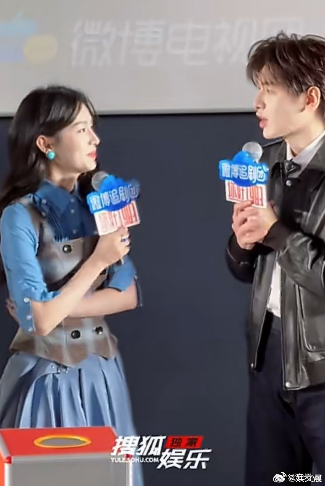 翟潇闻公主抱周也好行啊 笑不活了！本来只是拿喜字拍照，现场突然整活让翟潇闻公主抱