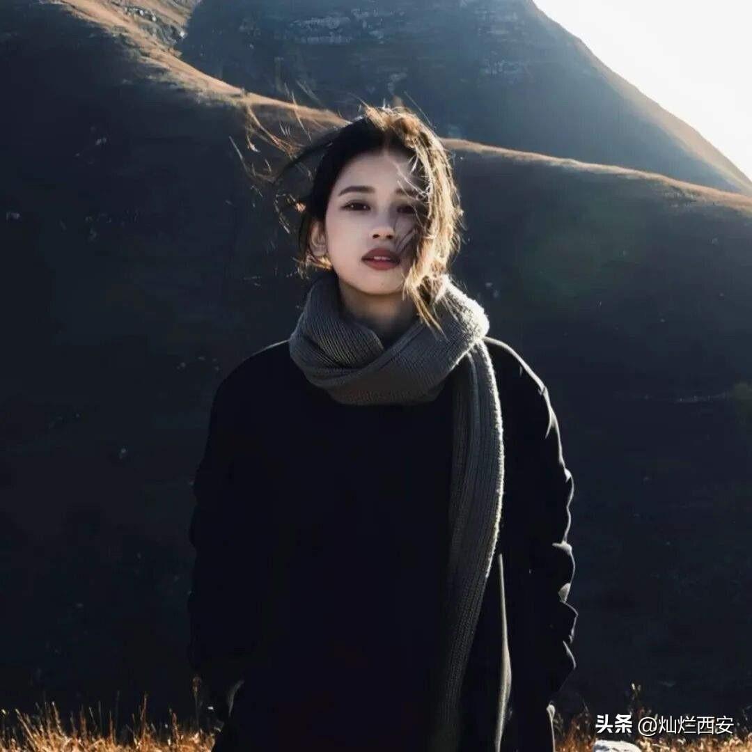 成为有钱人的两个必备条件：

第一：有一群人，
帮你赚钱。
人多，
力量大。
