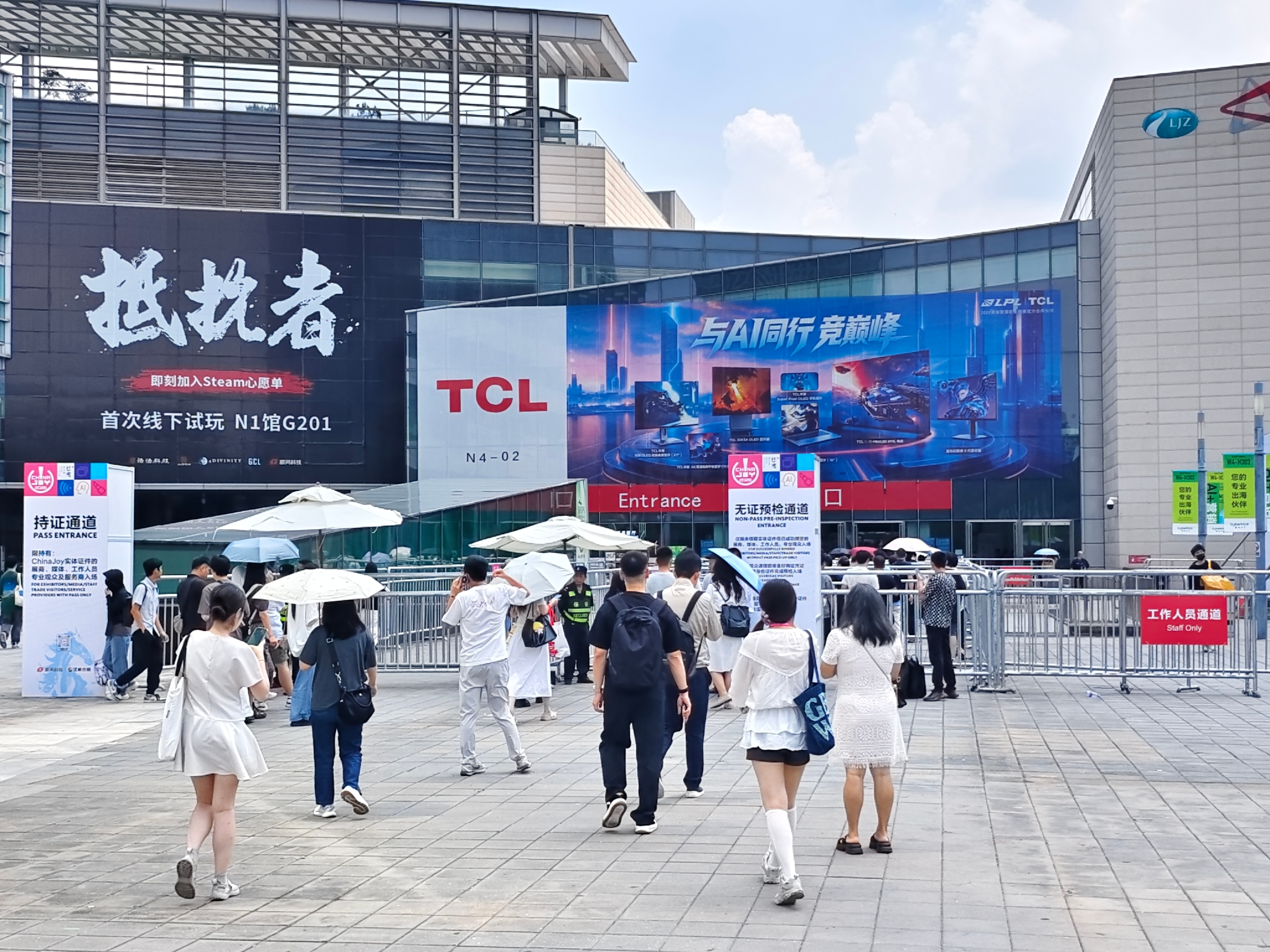 闪现CJ现场，最近流感严重，我俩是捂的严严实实的 ChinaJoy