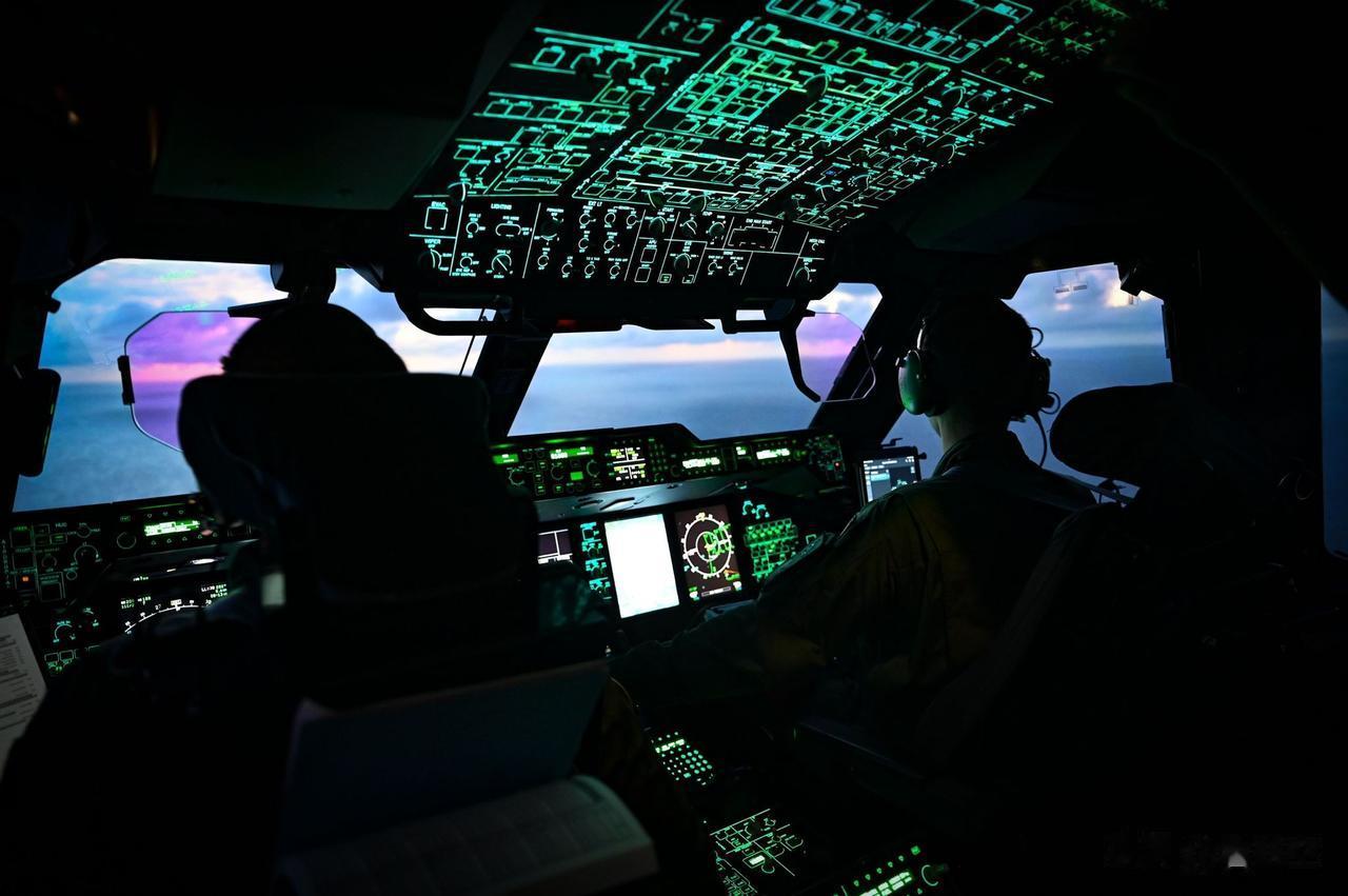 当地时间7月10日，法国空军一架A400M飞机起飞，在关岛附近执行搜救任务。